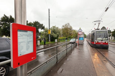 Neue E-Paper Anzeige An Der Station Breitensee Der Linie 49, Mai 2016