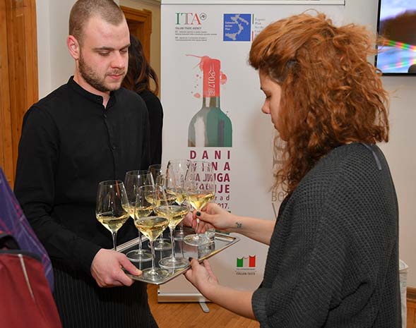 Kako Italijani Promovišu Svoju Proizvodnju Vina Na Balkanu